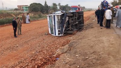 مصرع شخص وإصابة 6 آخرين في حادث تصادم 4 سيارات بأسيوط.. صور