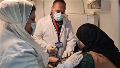 الكشف على ١٠٢٦ مواطنًا في قافلة طبية بوحدة قومبانية أبوقير بالبحيرة