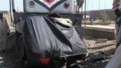 العناية الإلهية تنقذ سائقًا من الموت عقب تصادم قطار بسيارة بشبين القناطر