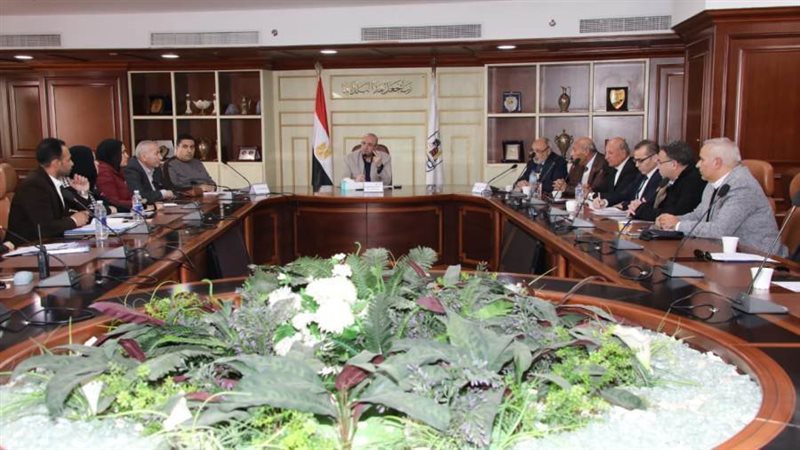 اجتماع محافظ بنى