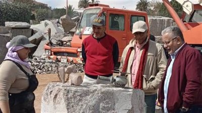 رئيس صندوق التنمية الثقافية يتفقد ورشة سيمبوزيوم أسوان لفن للنحت