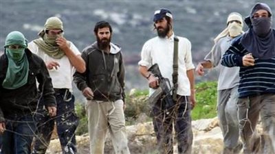 مستوطنون ينصبون حاجزا ويعتدون على الفلسطينيين في عصيرة القبلية