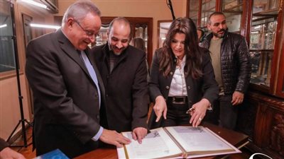 عاجل.. كريمة نجيب محفوظ تهدي مكتبته الخاصة إلى مكتبة الإسكندرية