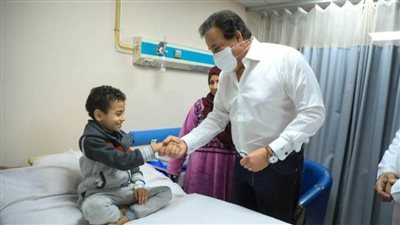 وزير الصحة يتفقد مستشفى قها التخصصي ويوجه بإعادة توزيع أعداد الصيادلة الزائدة