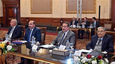 محافظ المنيا يستعرض جهود المحافظة في ملفات المعارض الرمضانية والتعديات ومركز السيطرة