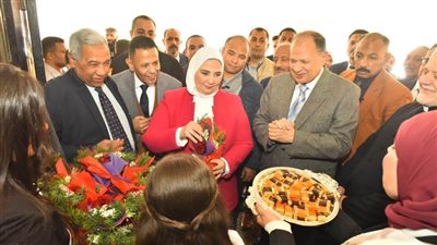 محافظ أسيوط يستقبل وزيرة التضامن الاجتماعي ويتفقدان معرض المنتجات والمشغولات اليدوية الحرفية والتراثية