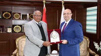 محافظ بني سويف يُكرم وكيل وزارة التعليم لانتهاء فترة عمله