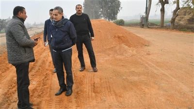 محافظ الغربية يتابع أعمال رصف محور 