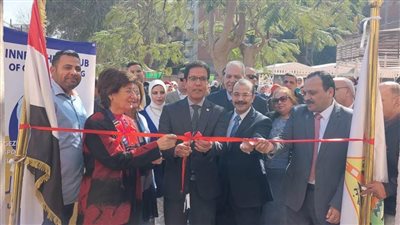 رئيس جامعة بنها يفتتح معرض ملابس بكلية تربية نوعية بأسعار مخفضة 