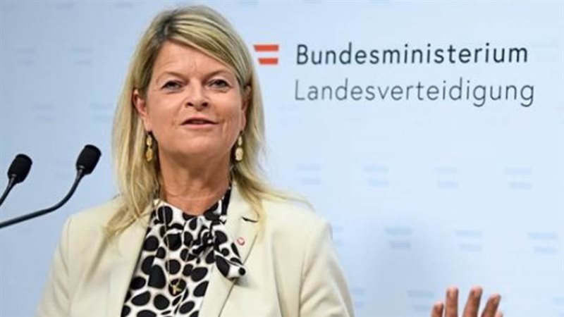 وزيرة الدفاع النمساوية