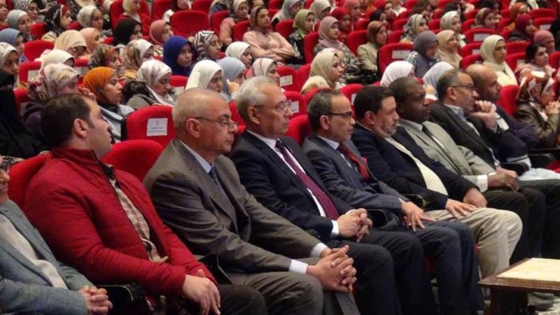 محافظ المنيا خلال