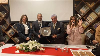 نادي اليخت المصري بالإسكندرية يمنح زاهي حواس العضوية الفخرية 