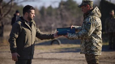 زيلينسكي يوقع مرسوما يسمح للأجانب بالخدمة في الحرس الوطني الأوكراني