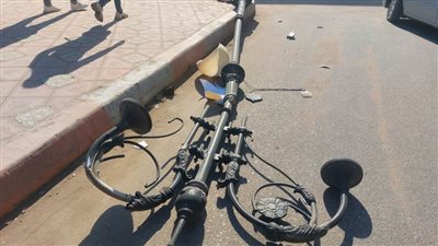 سيارة مجهولة تصطدم بالأعمدة الديكورية بمدخل محافظة البحيرة