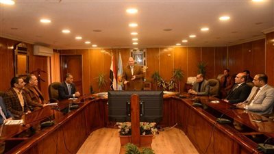 محافظ أسيوط يكرم 11 مدير مدرسة من خريجي الدفعة الأولى من المبادرة الرئاسية