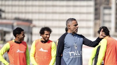 الزمالك يخوض مرانه الأول في الجزائر وجوميز يجتمع باللاعبين
