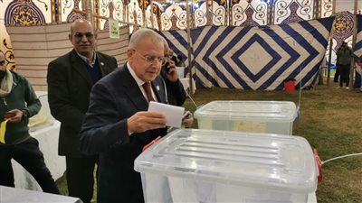 نقيب المهندسين بالقليوبية يدلي بصوته في انتخابات التجديد النصفي 