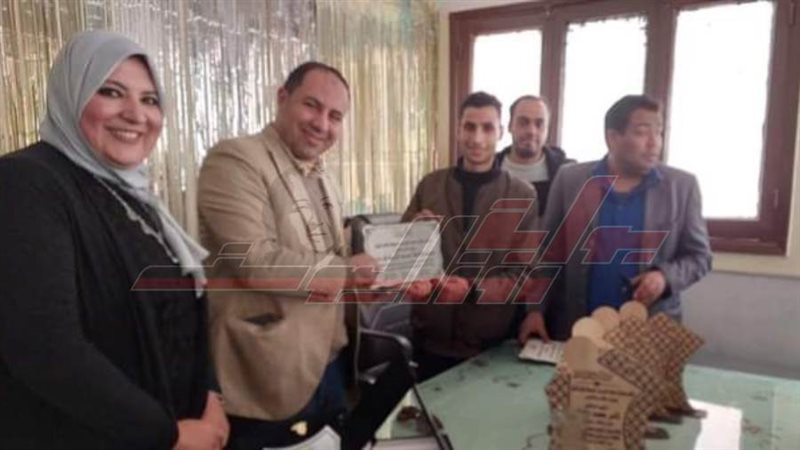 تسليم الشهادات