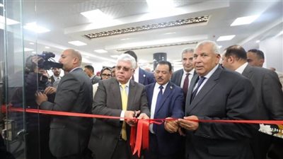 وزير التعليم العالي يفتتح عددًا من المشروعات التعليمية والخدمية بجامعة الوادي الجديد