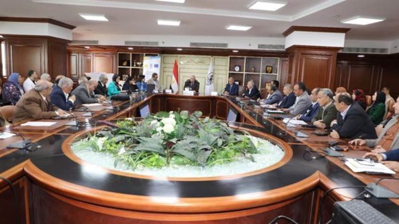 اجتماع محافظ بنى