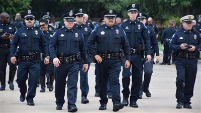 الشرطة الأمريكية: مقتل فرد سلاح الجو بعد إضرامه النار في نفسه أمام سفارة إسرائيل بواشنطن