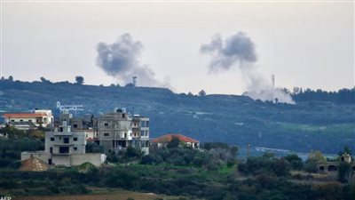 استمرار القصف المتبادل بين حزب الله وإسرائيل واستهداف قاعدة إسرائيلية بعشرات الصواريخ