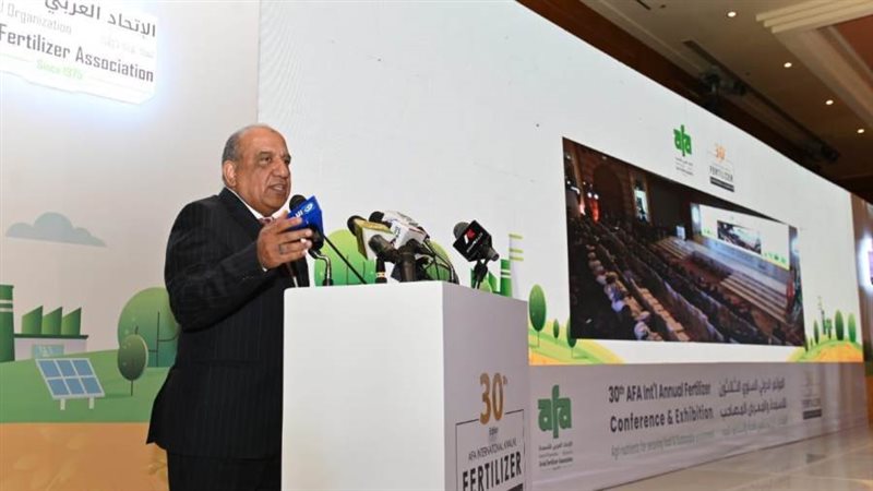 محمود عصمت وزير قطاع