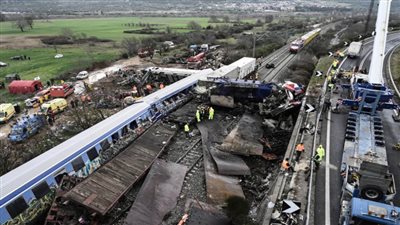 إضرابات توقف القطارات والعبارات في اليونان بعد عام من حادث تصادم القطارين