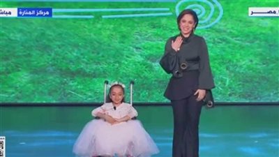 عاجل.. لفتة إنسانية.. الرئيس السيسي يساعد رنا رئيس فى تجاوز توترها باحتفالية 