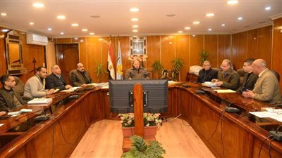 محافظ أسيوط يناقش تفعيل إدارة المعارض والساحات والسويقات وسبل الاستفادة