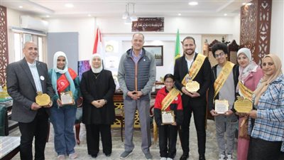 وكيل وزارة التربية والتعليم بالإسماعيلية يكرم الفائزين في مسابقة التحدث بالإنجليزية