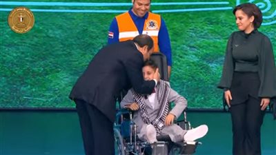 عاجل| في لفتة إنسانية من الرئيس السيسي.. قبلة على رأس كل فلسطيني