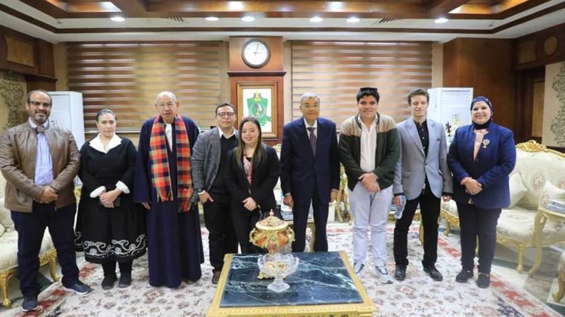 محافظ المنيا خلال