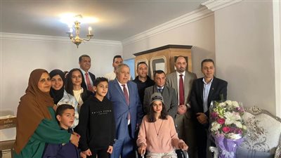 السفير الجزائري بالقاهرة يزور عائلة جزائرية مصابة من حرب غزة