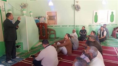 رئيس مركز الفرافرة يستمع لمطالب المواطنين ويبحث شكواهم عقب صلاة الجمعة بمسجدالادارة الصحية