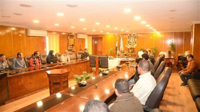 محافظ أسيوط يستكمل لقاءاته مع العاملين المثبتين حديثًا على موازنة المحافظة