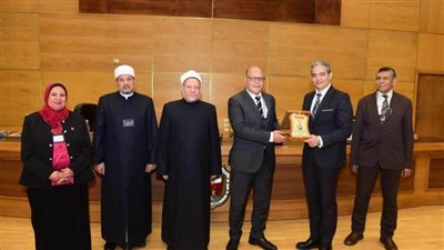 الملتقى العلمي البحثي الدولي بجامعة سوهاج يكرم نقيب الإعلاميين