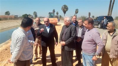  السكرتير العام يتفقد تمهيد ورصف الشوارع وتركيب الإنترلوك بمركز صدفا بأسيوط