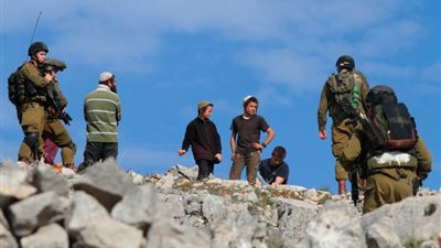 مستعمرون يهاجمون منازل المواطنين في برقة شرق رام الله