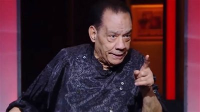 انهار باكيًا.. أول تعليق لهشام حلمي بكر بعد وصوله مصر لتشييع جثمان والده   