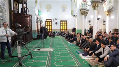 المحافظ ووزير الأوقاف يؤديان صلاة الجمعة ببنى سويف