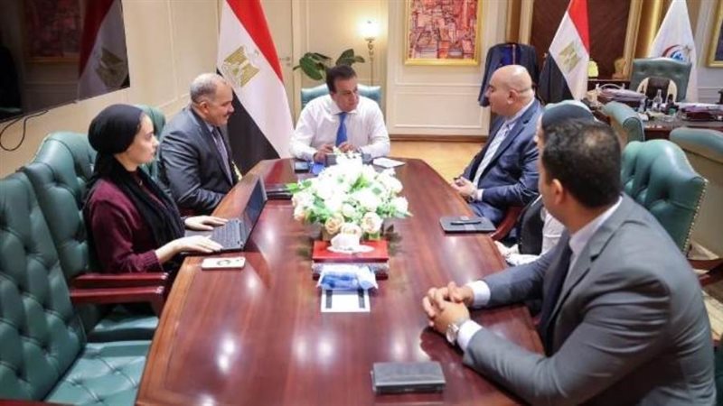 وزير الصحة مع شركة