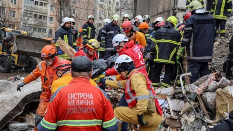 عمال إغاثة أوكرانيون