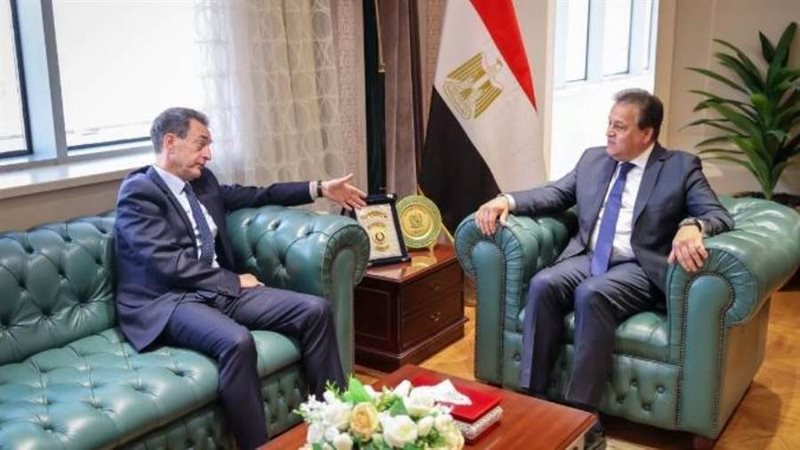 وزير الصحة وسفير