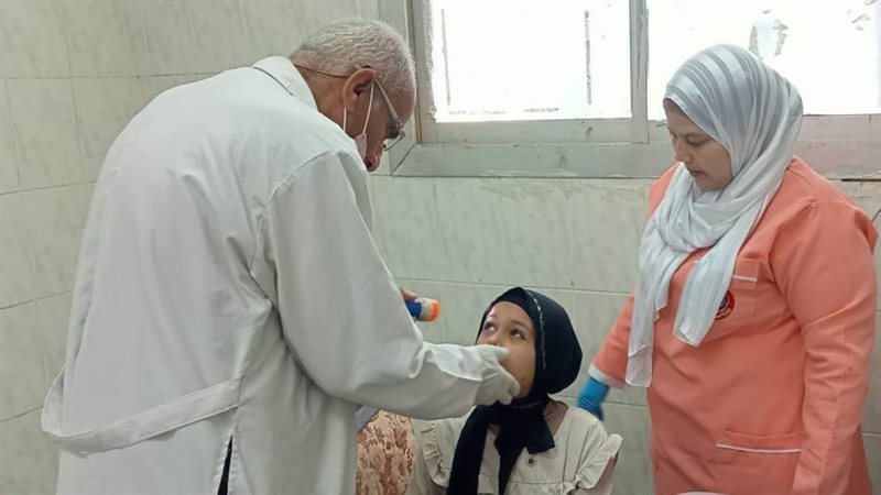 الكشف على طفلة بالقافلة