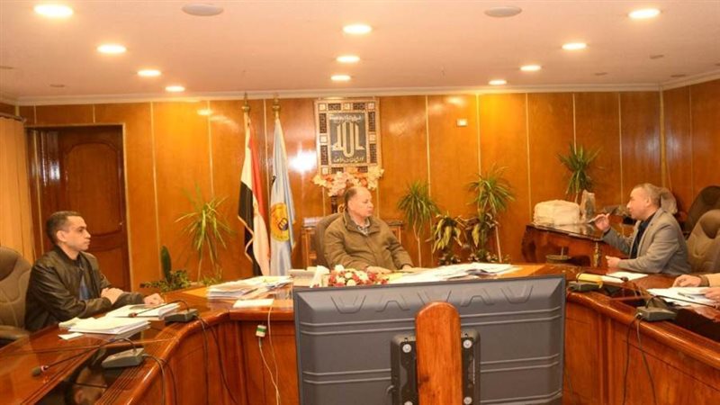 محافظ أسيوط يناقش