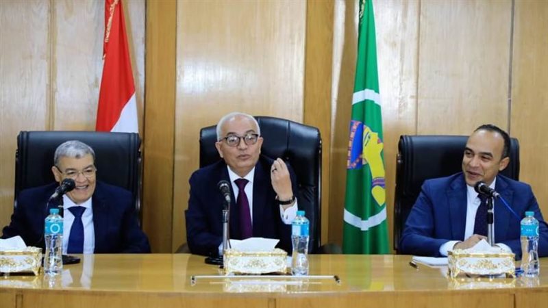 وزير التعليم ومحافظ