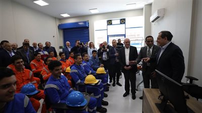 وزير البترول : مدرسة 