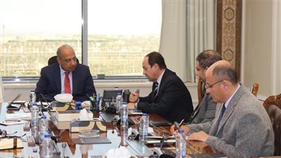 وزير قطاع الأعمال العام يتابع الموقف التنفيذي لمشروعات التحول الأخضر