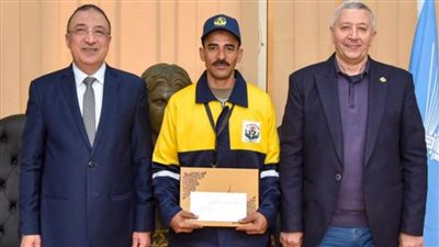 محافظ الإسكندرية يكرم عامل نظافة لأمانته في رد مبلغ 300 ألف جنيه